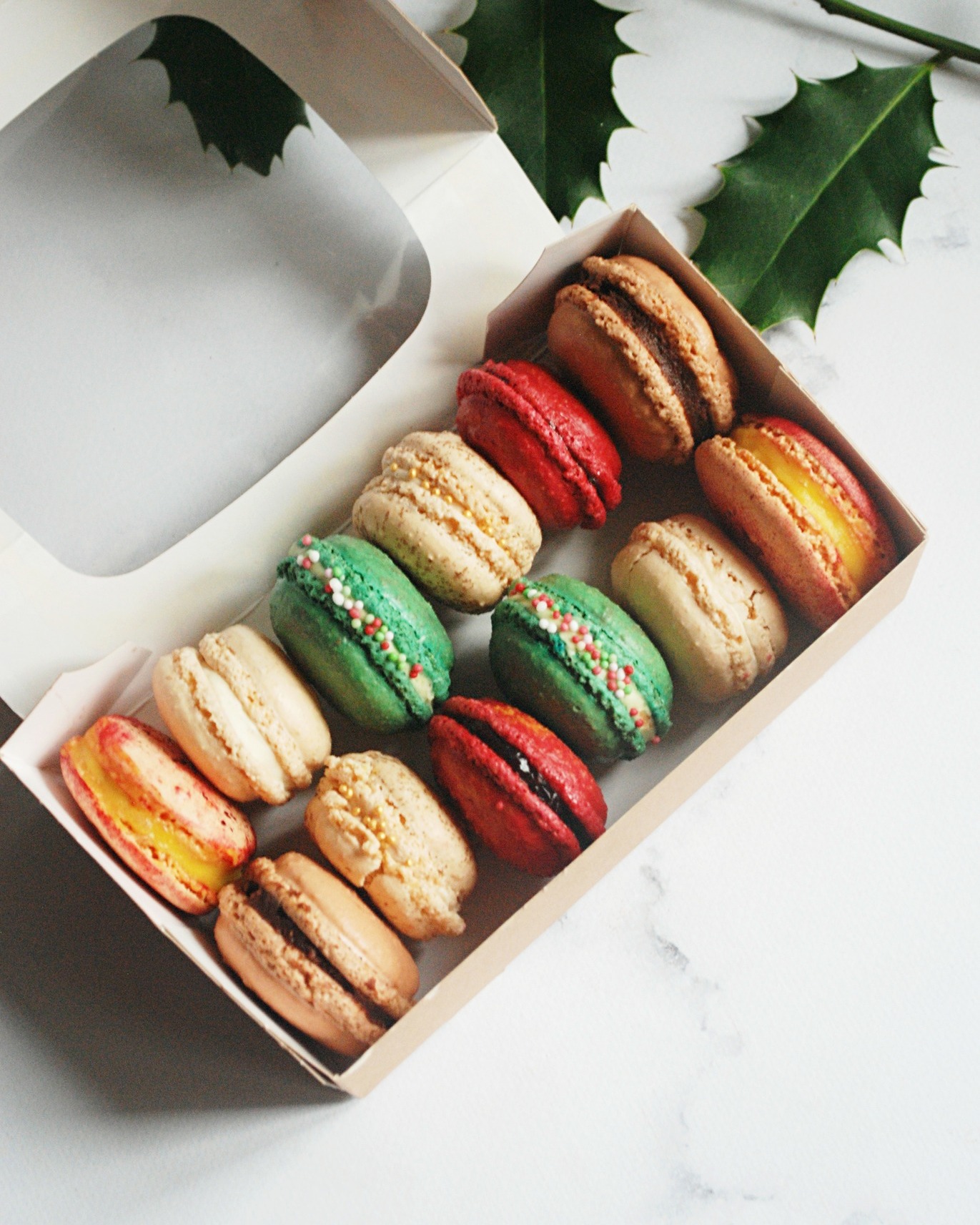 Boîte de macarons ouverte – Charlotte en Papilles, Saint-Laurent-la-Gâtine