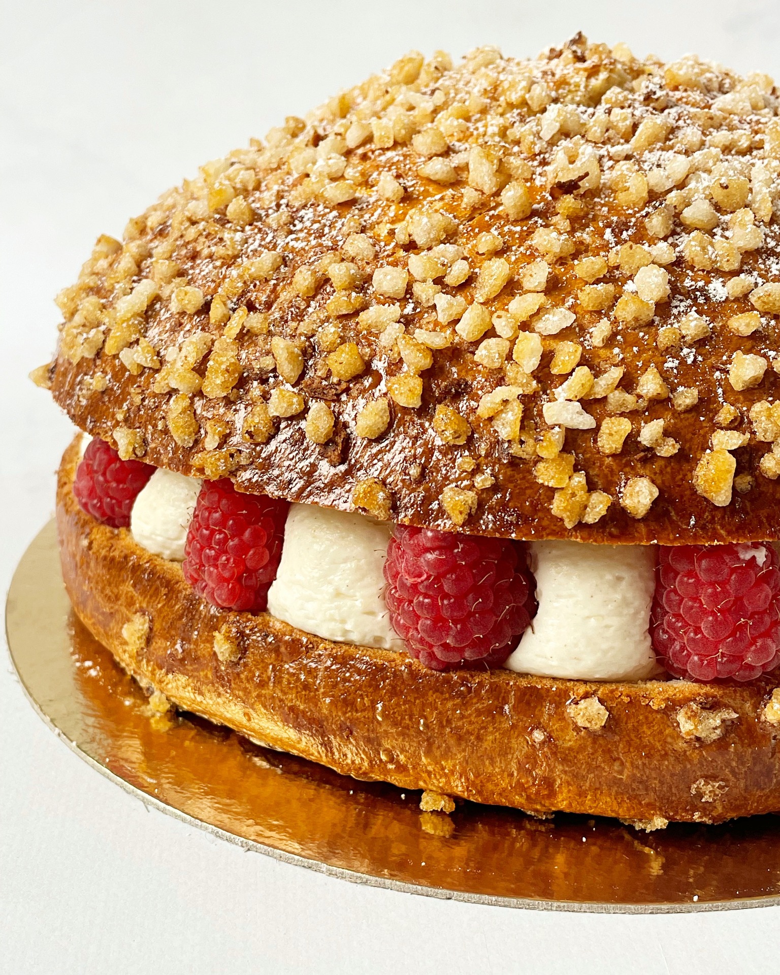 Tropézienne à la framboise – création artisanale de Charlotte en Papilles