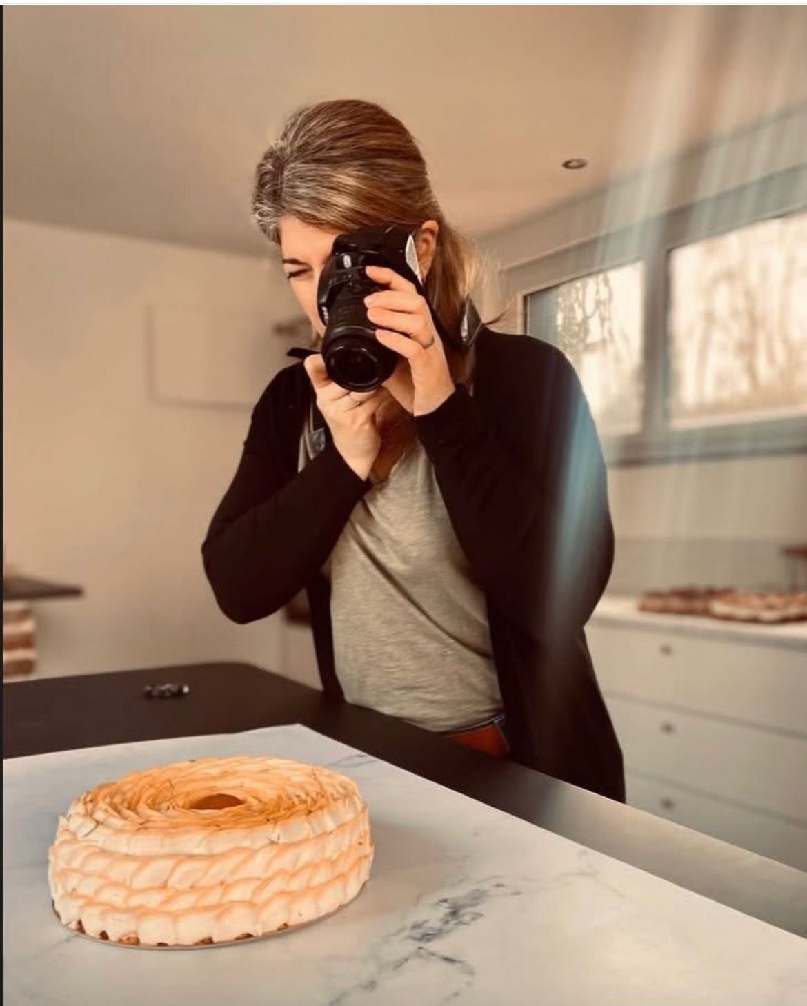 Charlotte photographiant l'une de ses créations
